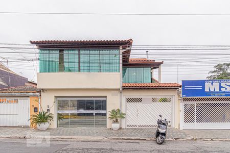 Casa à venda com 250m², 4 quartos e 2 vagas Casa à venda com 250m², 4 quartos e 2 vagasFachada