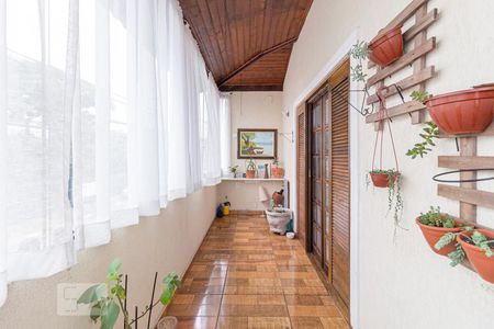 Casa à venda com 250m², 4 quartos e 2 vagas Casa à venda com 250m², 4 quartos e 2 vagasVaranda