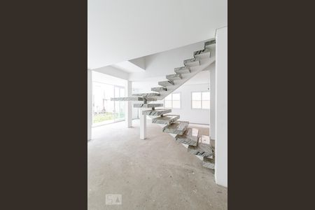 Casa à venda com 390m², 4 quartos e 5 vagas Casa à venda com 390m², 4 quartos e 5 vagasEscada