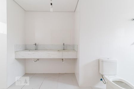 Casa à venda com 390m², 4 quartos e 5 vagas Casa à venda com 390m², 4 quartos e 5 vagasBanheiro da Suíte 4