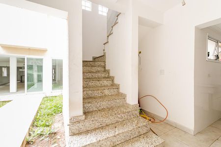 Casa à venda com 390m², 4 quartos e 5 vagas Casa à venda com 390m², 4 quartos e 5 vagasEscada