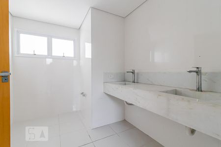 Casa à venda com 390m², 4 quartos e 5 vagas Casa à venda com 390m², 4 quartos e 5 vagasBanheiro da Suíte 4