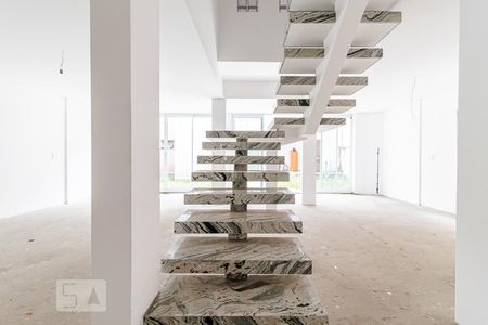 Casa à venda com 390m², 4 quartos e 5 vagas Casa à venda com 390m², 4 quartos e 5 vagasEscada