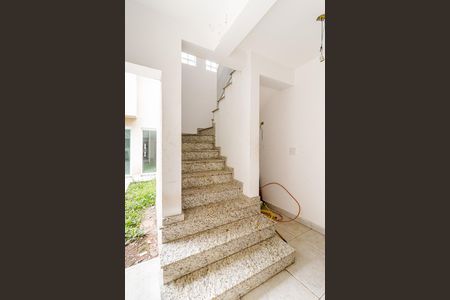 Casa à venda com 390m², 4 quartos e 5 vagas Casa à venda com 390m², 4 quartos e 5 vagasEscada