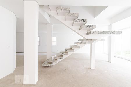 Casa à venda com 390m², 4 quartos e 5 vagas Casa à venda com 390m², 4 quartos e 5 vagasSala