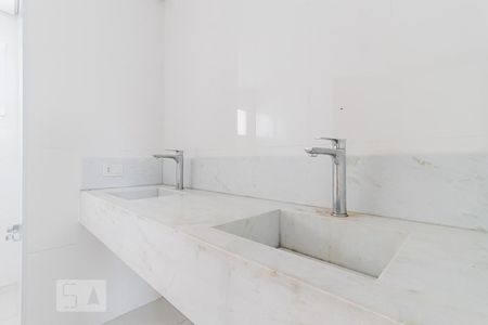 Casa à venda com 390m², 4 quartos e 5 vagas Casa à venda com 390m², 4 quartos e 5 vagasBanheiro da Suíte 4