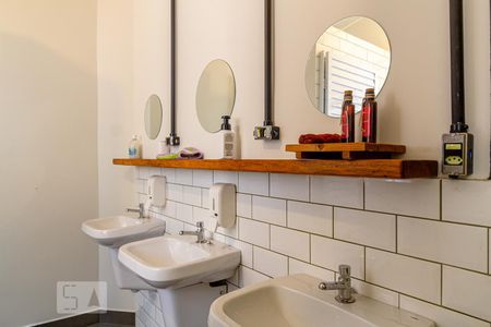 Casa à venda com 130m², 6 quartos e sem vagaBanheiro 1