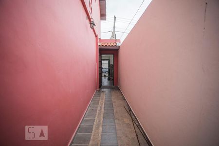 Casa para alugar com 100m², 2 quartos e 2 vagasCorredor externo