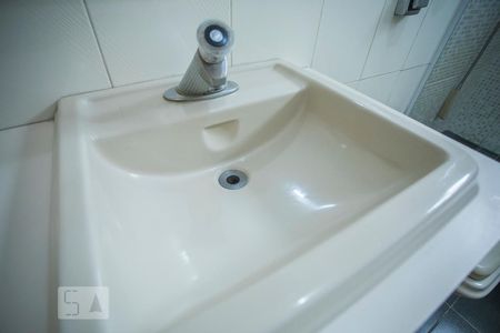 Casa para alugar com 100m², 2 quartos e 2 vagasBanheiro - Torneira