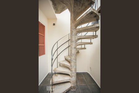 Casa para alugar com 100m², 2 quartos e 2 vagasEscadas - Terraço