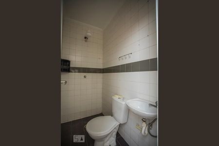 Casa para alugar com 100m², 2 quartos e 2 vagasBanheiro de Serviço