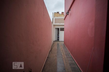 Casa para alugar com 100m², 2 quartos e 2 vagasCorredor externo