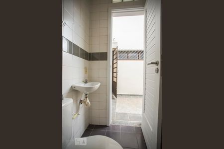 Casa para alugar com 100m², 2 quartos e 2 vagasBanheiro de Serviço