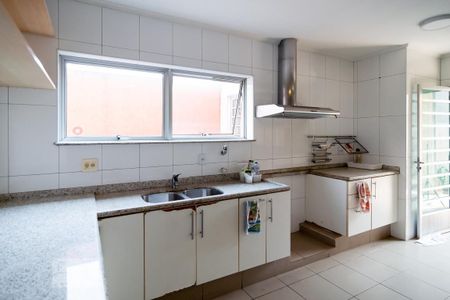 Casa à venda com 600m², 4 quartos e 7 vagas Casa à venda com 600m², 4 quartos e 7 vagasCozinha