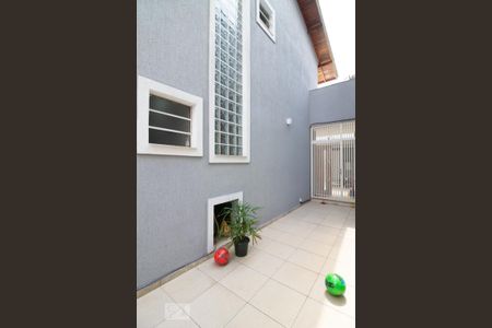 Casa à venda com 130m², 3 quartos e 2 vagas Casa à venda com 130m², 3 quartos e 2 vagasCorredor lateral