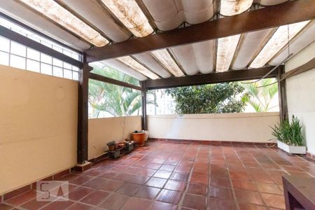 Casa à venda com 250m², 4 quartos e 2 vagas Casa à venda com 250m², 4 quartos e 2 vagasVaranda