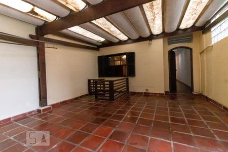 Casa à venda com 250m², 4 quartos e 2 vagas Casa à venda com 250m², 4 quartos e 2 vagasVaranda