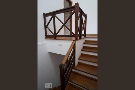 Casa à venda com 220m², 3 quartos e 3 vagasEscada