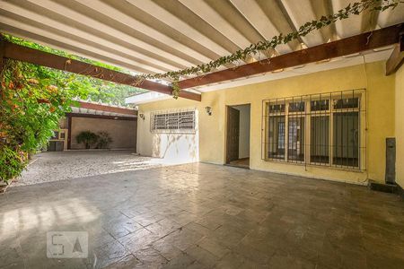 Casa para alugar com 305m², 4 quartos e 7 vagas Casa para alugar com 305m², 4 quartos e 7 vagasÁrea Externa