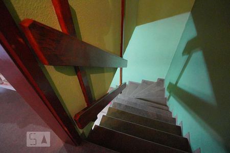 Escada para dormitórios de casa de condomínio à venda com 2 quartos, 82m² em Alto Petrópolis, Porto Alegre