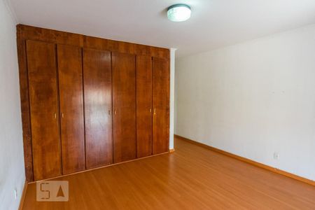 Casa à venda com 200m², 3 quartos e 2 vagasSuíte
