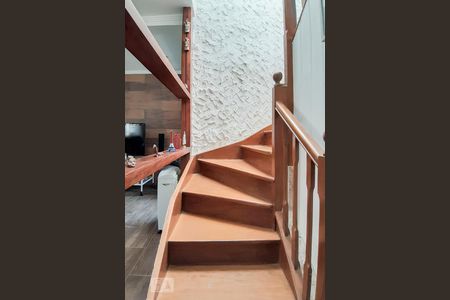 Casa para alugar com 240m², 3 quartos e 2 vagasEscadas