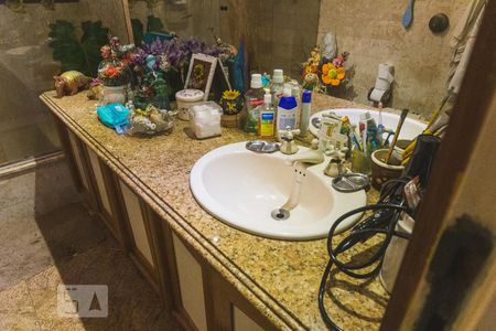 Casa de condomínio para alugar com 600m², 5 quartos e 3 vagas Casa de condomínio para alugar com 600m², 5 quartos e 3 vagasBanheiro do Quarto