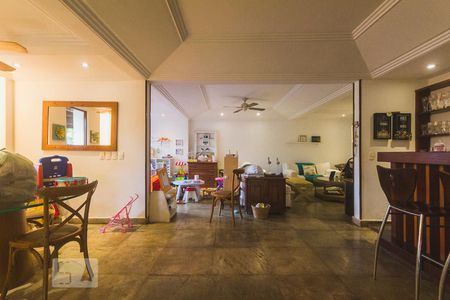 Sala de casa de condomínio para alugar com 5 quartos, 600m² em Barra da Tijuca, Rio de Janeiro