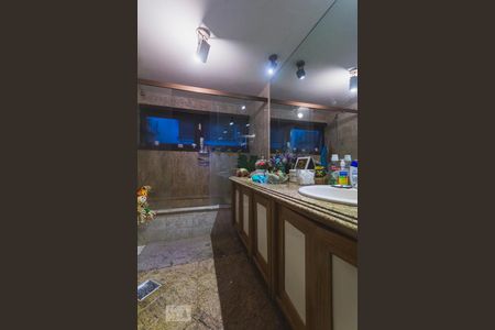 Casa de condomínio para alugar com 600m², 5 quartos e 3 vagas Casa de condomínio para alugar com 600m², 5 quartos e 3 vagasBanheiro do Quarto