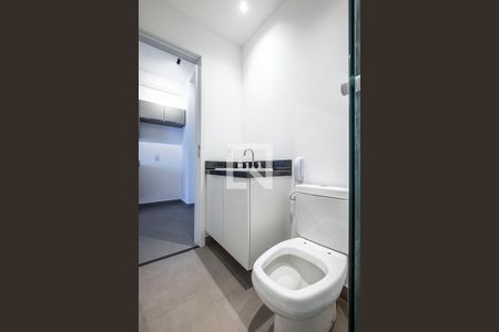 Banheiro de kitnet/studio para alugar com 1 quarto, 34m² em Pinheiros, São Paulo