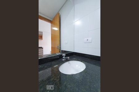 Banheiro de kitnet/studio para alugar com 1 quarto, 28m² em Luz, São Paulo