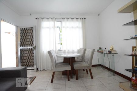 Sala de casa à venda com 3 quartos, 120m² em Cordovil, Rio de Janeiro