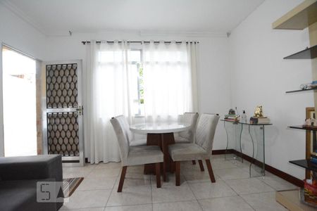 Sala de casa para alugar com 3 quartos, 120m² em Cordovil, Rio de Janeiro
