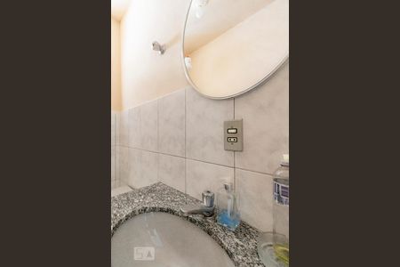 Banheiro de kitnet/studio à venda com 1 quarto, 30m² em Sagrada Família, Belo Horizonte