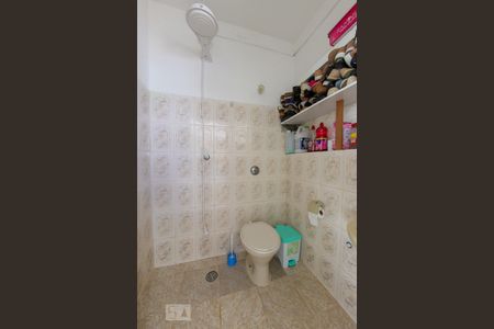 Casa à venda com 384m², 4 quartos e 6 vagas Casa à venda com 384m², 4 quartos e 6 vagasBanheiro de Serviço