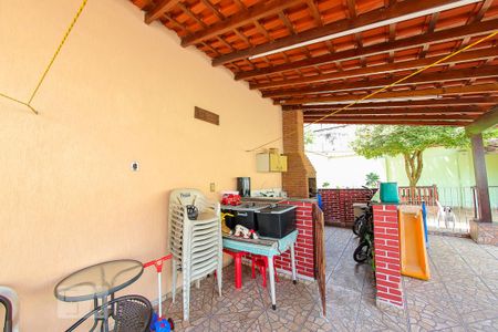 Casa à venda com 384m², 4 quartos e 6 vagas Casa à venda com 384m², 4 quartos e 6 vagasQuintal