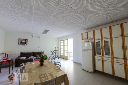Casa à venda com 384m², 4 quartos e 6 vagas Casa à venda com 384m², 4 quartos e 6 vagasCozinha