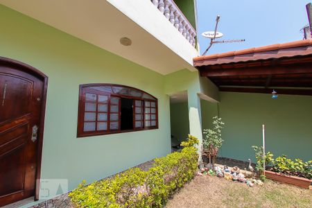 Casa à venda com 384m², 4 quartos e 6 vagas Casa à venda com 384m², 4 quartos e 6 vagasFachada