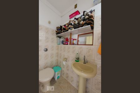 Casa à venda com 384m², 4 quartos e 6 vagas Casa à venda com 384m², 4 quartos e 6 vagasBanheiro de Serviço