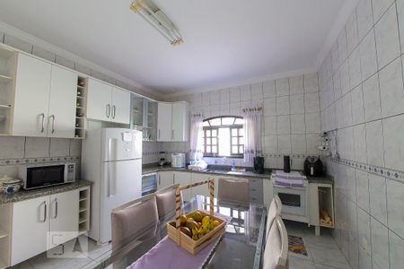 Casa à venda com 384m², 4 quartos e 6 vagas Casa à venda com 384m², 4 quartos e 6 vagasCozinha
