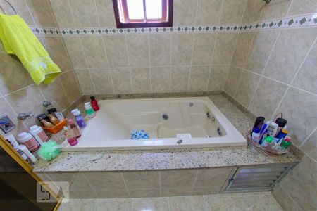 Casa à venda com 384m², 4 quartos e 6 vagas Casa à venda com 384m², 4 quartos e 6 vagasBanheiro da Suite