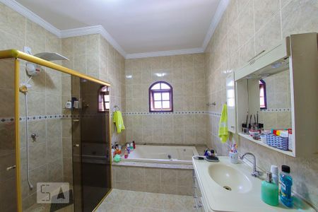 Casa à venda com 384m², 4 quartos e 6 vagas Casa à venda com 384m², 4 quartos e 6 vagasBanheiro da Suite