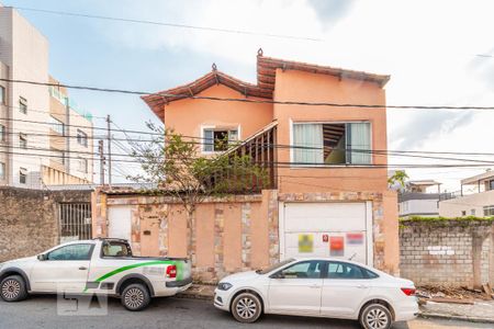 Casa à venda com 320m², 5 quartos e 1 vaga Casa à venda com 320m², 5 quartos e 1 vagaFachada