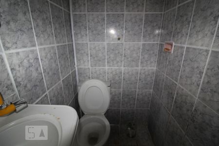 Banheiro social de casa para alugar com 1 quarto, 28m² em Nova Gerti, São Caetano do Sul