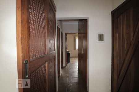 Apartamento para alugar com 65m², 2 quartos e sem vagaCorredor de acesso aos quartos