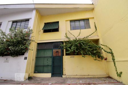 Casa à venda com 140m², 3 quartos e sem vaga Casa à venda com 140m², 3 quartos e sem vagaFachada
