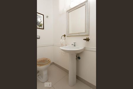 Casa à venda com 140m², 4 quartos e 3 vagas Casa à venda com 140m², 4 quartos e 3 vagasLavabo