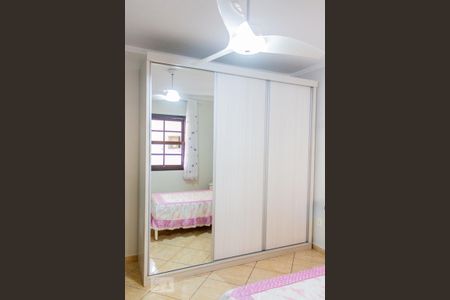 Casa à venda com 271m², 3 quartos e 3 vagas Casa à venda com 271m², 3 quartos e 3 vagasArmário