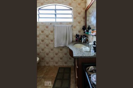 Casa à venda com 243m², 3 quartos e 2 vagas Casa à venda com 243m², 3 quartos e 2 vagasBanheiro