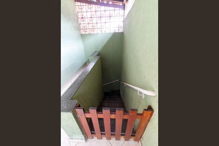 Casa à venda com 195m², 3 quartos e 3 vagasEscadas para área de serviço e churrasqueira